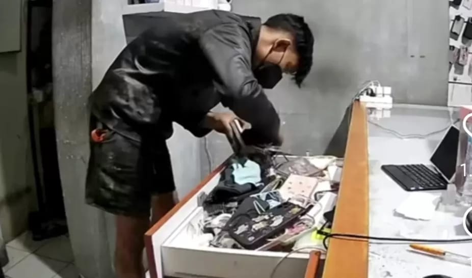 Pelaku pembobolan konter HP merek iPhone di Jalan Manukan Dalam, Surabaya, terekam CCTV di lokasi.