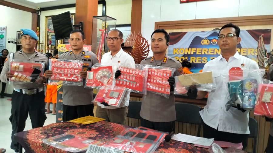 Kapolres Tabanan AKBP Chandra Citra Kesuma (dua dari kanan) didampingi Kasat Narkoba AKP I Kadek Darmawan memperlihatkan barang bukti narkoba yang berhasil diamankan selama April-Mei 2025.&nbsp;