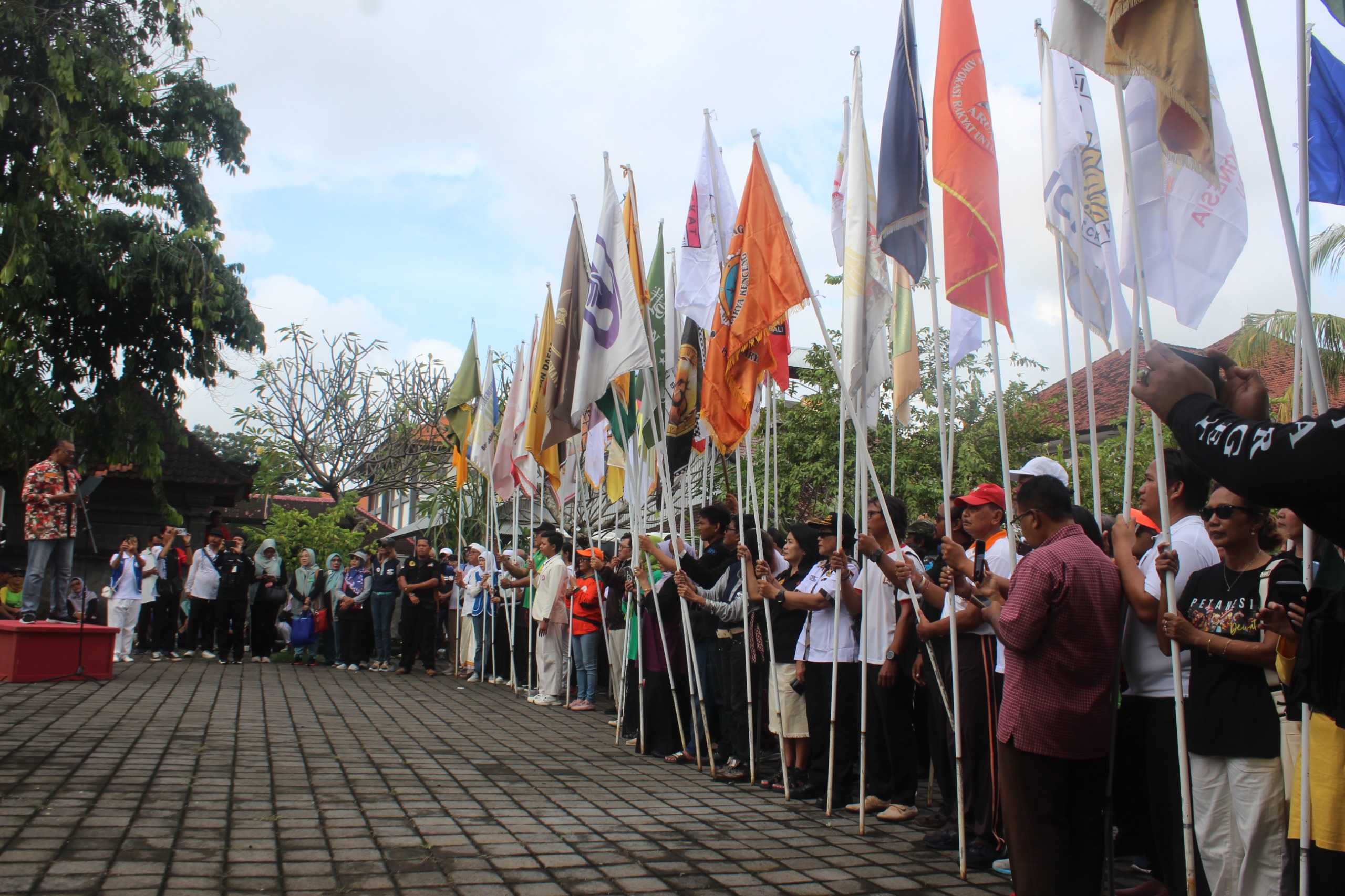 GOTONG ROYONG: Gelaran Karya Bakti Sosial Gass Poll (KBS-GP) yang diinisiasi oleh Badan Kesatuan Bangsa dan Politik (Kesbangpol) Provinsi Bali pada Jumat (23/5) bertempat diKantor Kesbangpol Provinsi