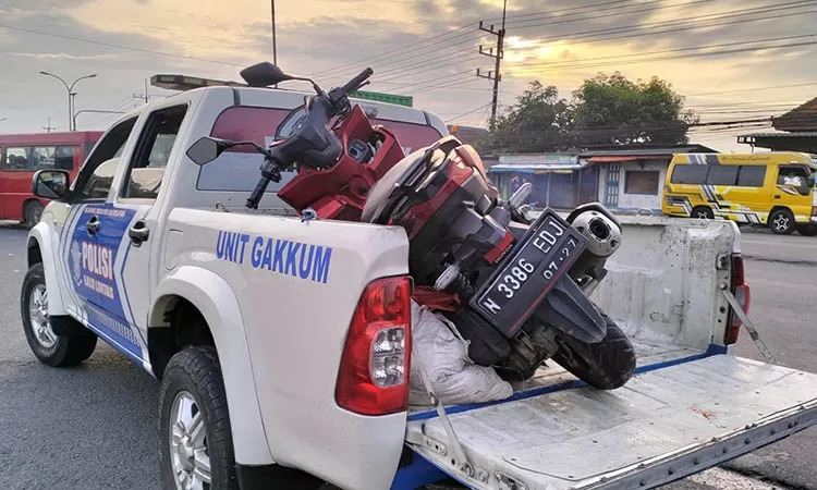 Motor korban Mochamad Ridwan, 55, saat diangkut ke mobil polisi.&nbsp;Korban meninggal, usai kecelakaan yang menimpanya.