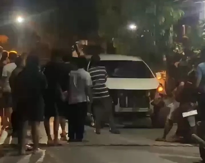 BERHENTI : Mobil Xenia diamankan di Perumahan Mentari Bumi Sejahtera, Candi, Sabtu (24/5) malam. Mobil dikejar Sat PJR Polda Jatim saat ini diamankan Satlantas Polresta Sidoarjo. (IST/RADAR SIDOARJO)