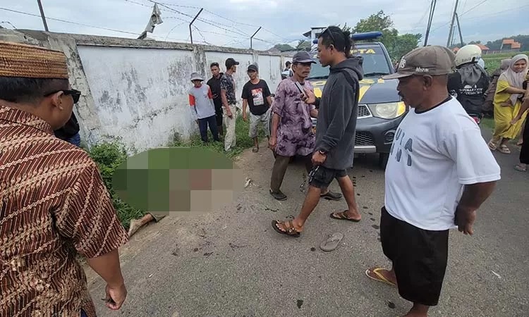 Seorang terduga pelaku pencurian bensin eceran tergeletak di pinggir jalan Dusun Krajan, Desa Jabungcandi, Kecamatan Paiton setelah motornya selip saat kabur dari kejaran warga.