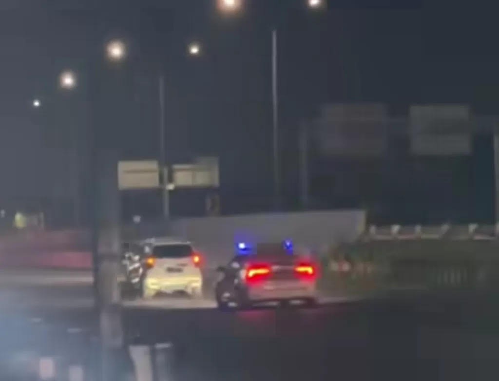 DIKEJAR : Mobil Sat PJR Ditlantas Polda Jatim saat mengejar mobil Daihatsu Xenia di sekitar Bundaran Waru, Sidoarjo, Sabtu malam (24/5). Mobil ini menabrak beberapa portal tol.