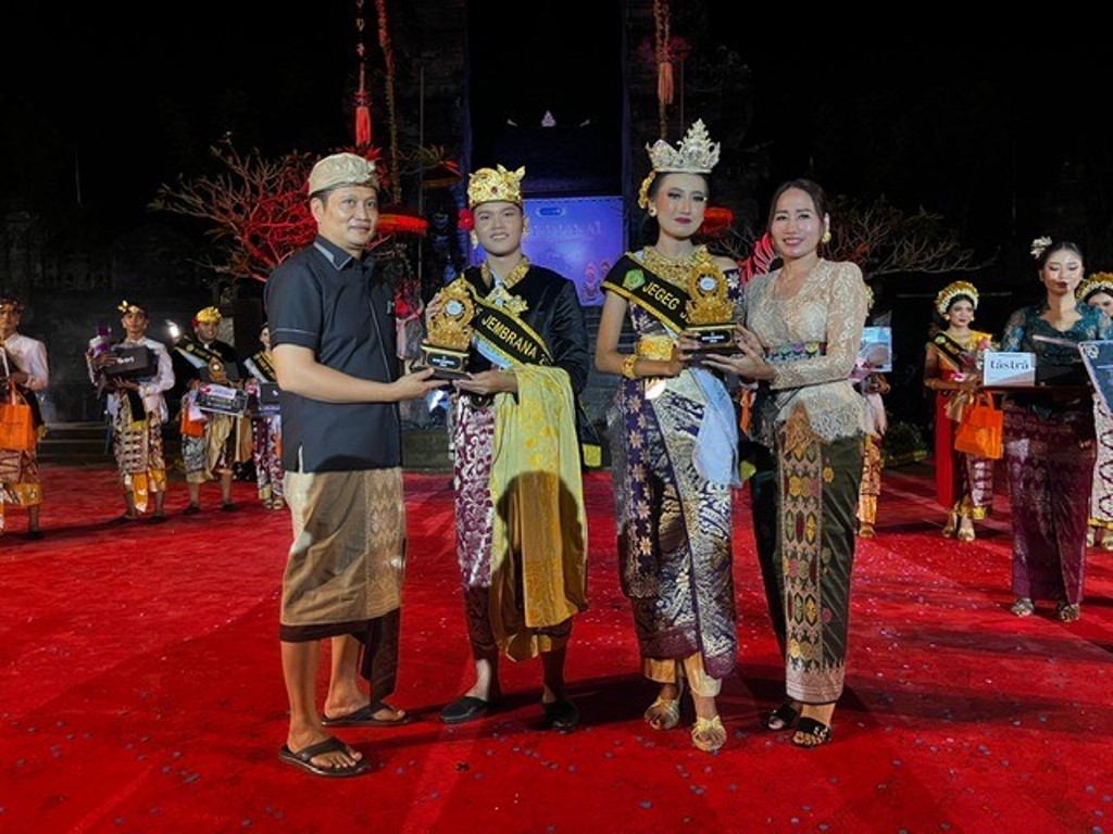 BERFOTO: Pemenang Jegeg Bagus Jembrana 2025 berfoto bersama Bupati Jembrana I Made Kembang Hartawan beserta istri, Sabtu (24/5/2025).