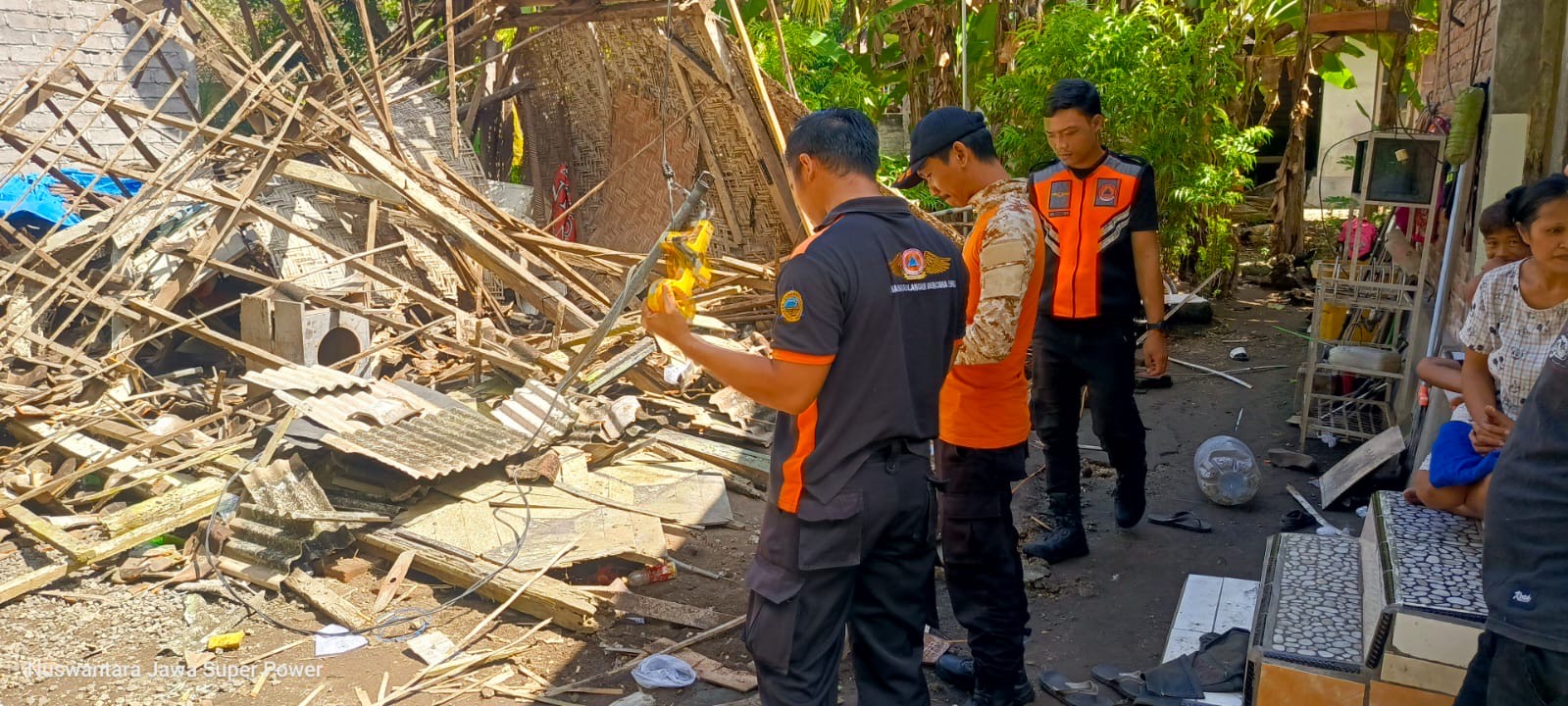 ASESSMENT: Petugas BPBD Jembrana melakukan asessment rumah roboh di Desa Melaya, Kecamatan Melaya, Jembrana, Minggu (25/5).