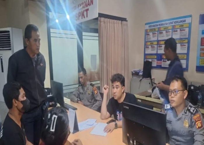 LAPOR : Korban saat melapor ke SPKT Polres Klungkung.
