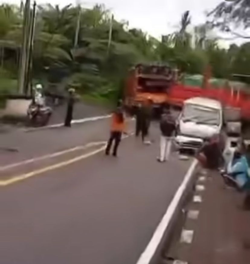 JEMBATAN SOKA: Usai sebuah truk diderek akibat kecelakaan, kejadian laka kembali terjadi di Jembatan Soka, Tabanan.