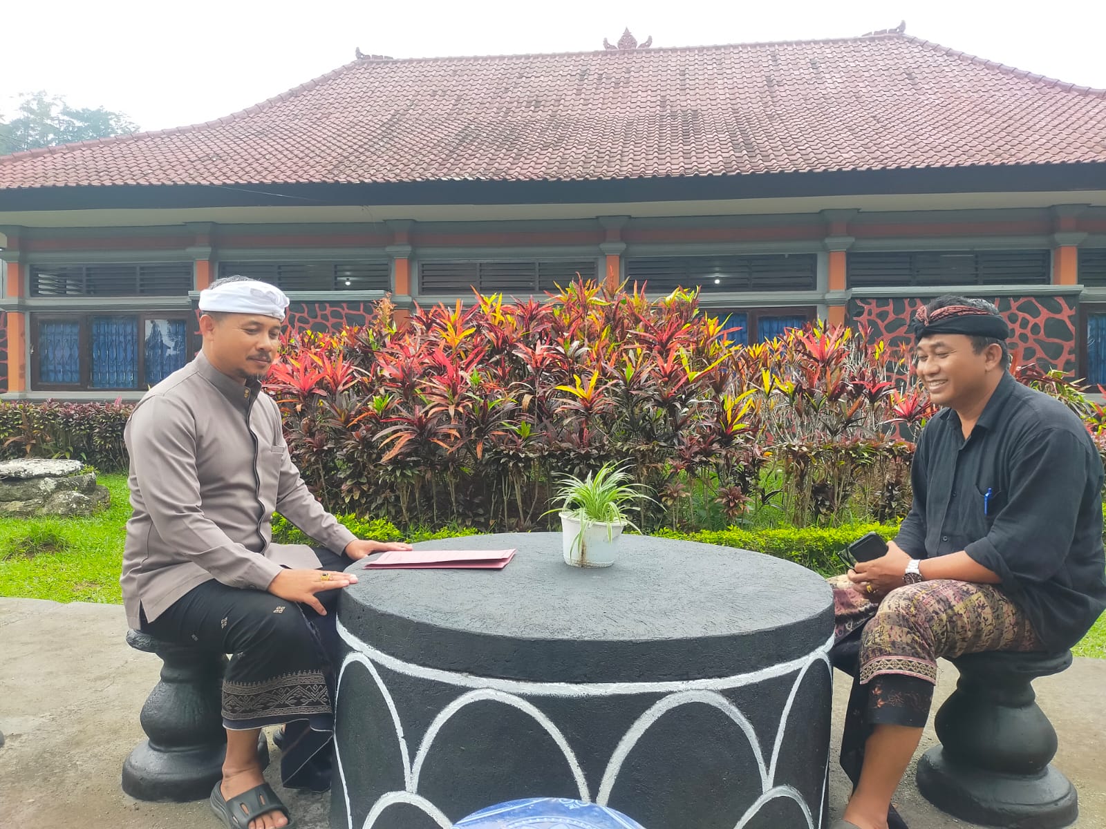 Kepala SMAN 2 Bangli I Gede Kariawan (kiri) menunjukkan teba modern.