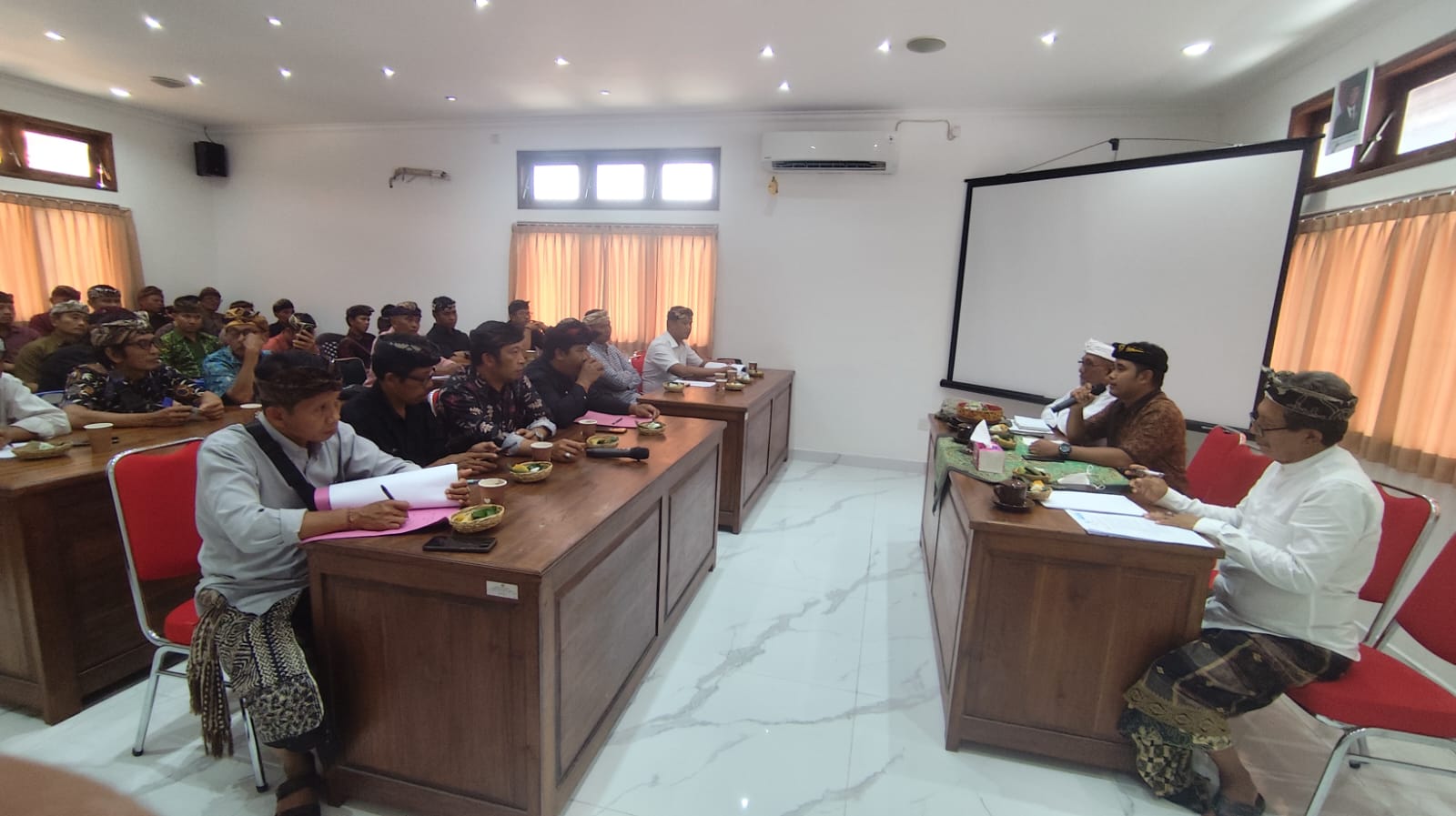 BANDESA : Bandesa Adat se-Kecamatan Tegallalang saat mengikuti sosialisasi.