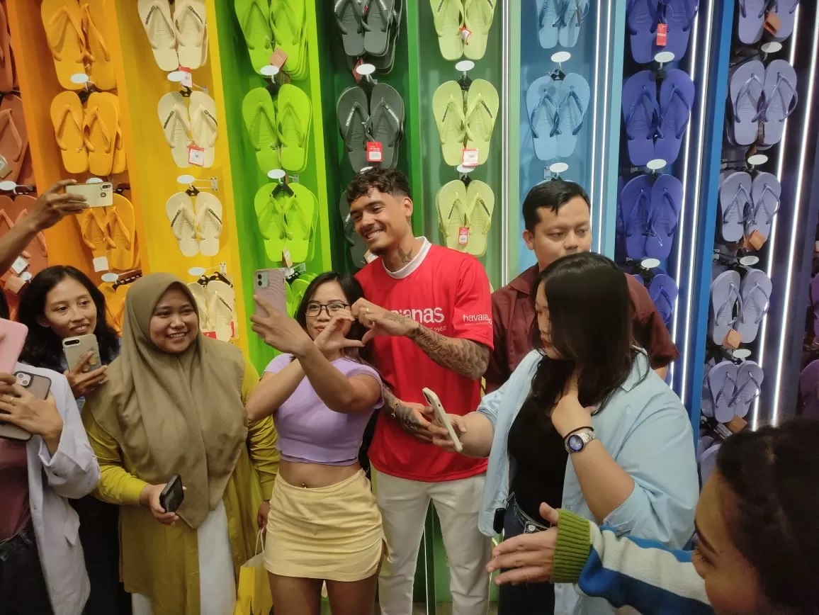 SELFIE: Pemain Timnas naturalisasi Shayne Pattynama saat dimintai swafoto oleh para penggemarnya (MARSELLUS PAMPUR/radarbali.jawapos.com)