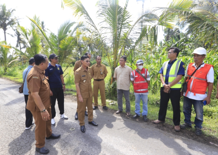 TINJAU : Bupati dan Wakil Bupati Klungkung, I Made Satria dan Tjokorda Gde Surya Putra meninjau perbaikan jalan.