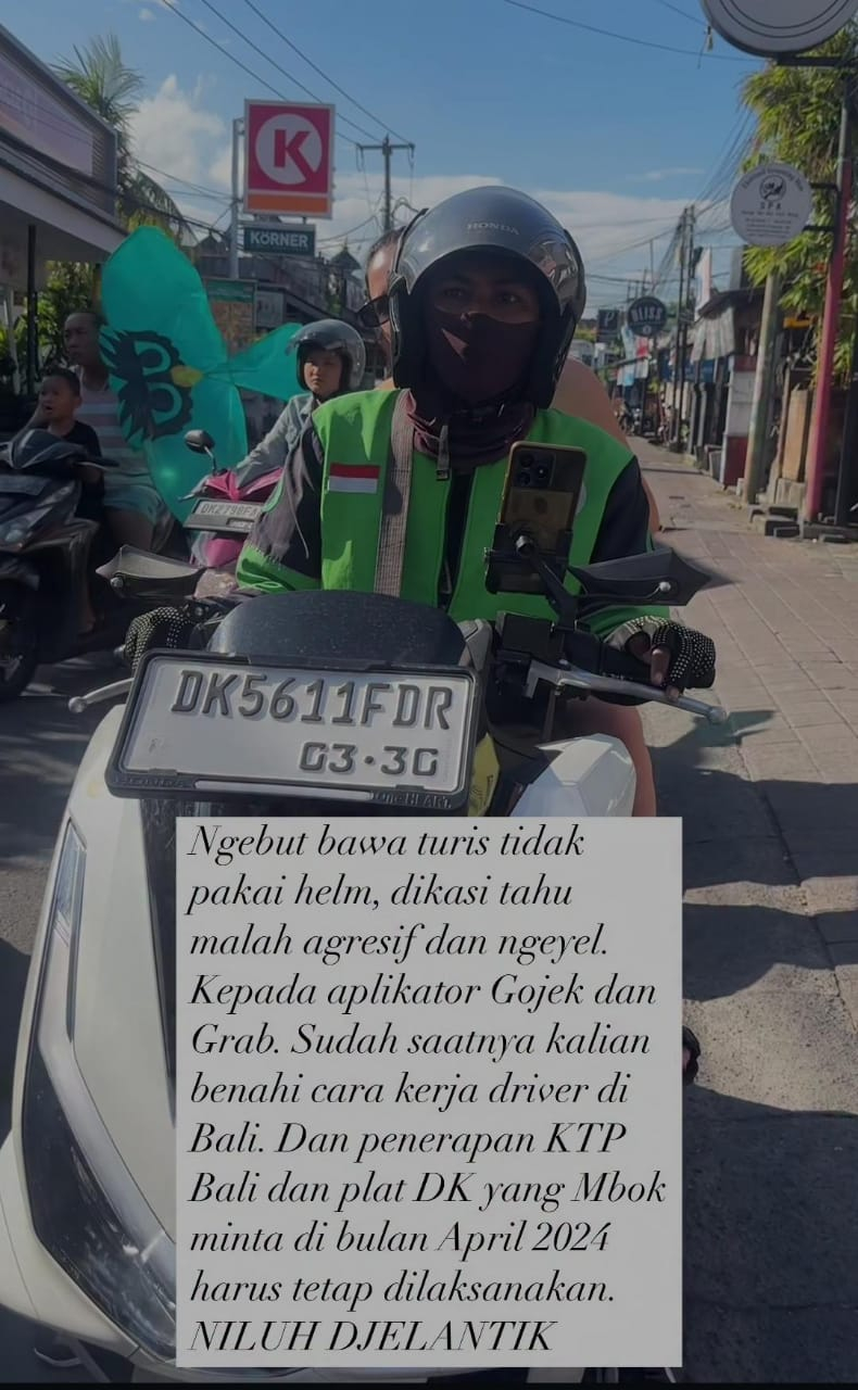 Seorang driver ojol membonceng turis yang tidak pakai helm