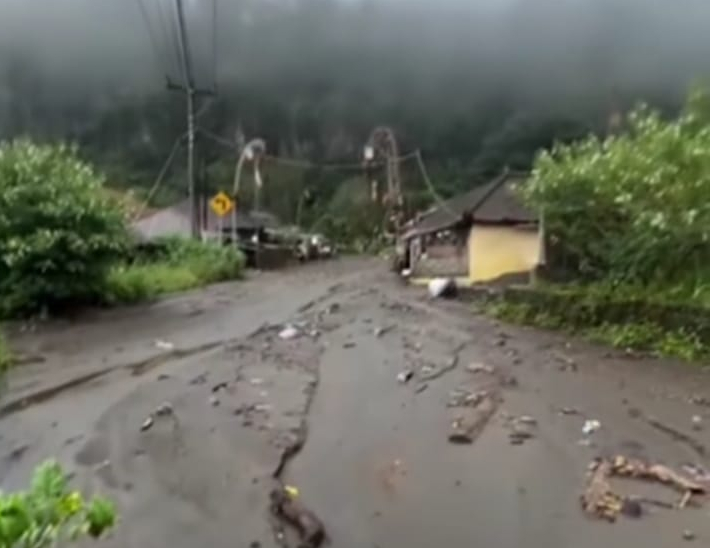 Viral Video Jalan di Desa Songan Kintamani Tergenang Pasir Setinggi Badan Orang Dewasa Usai Hujan Deras