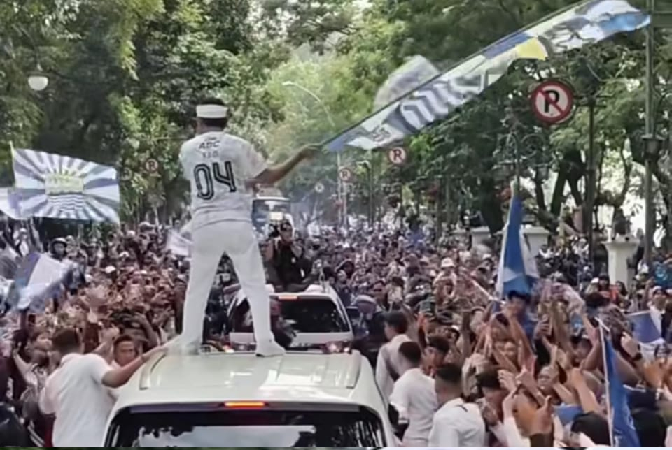Gubernur Jawa Barat ikut konvoi dalam pawai kemenangan Persib Bandung
