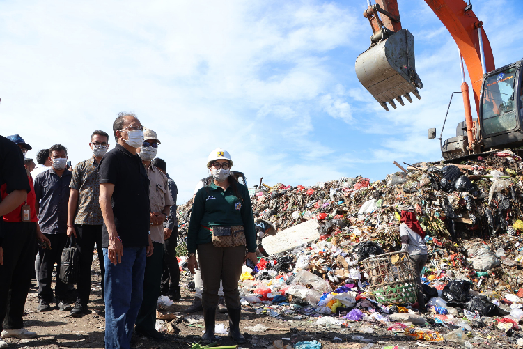 Gubernur Koster Tinjau Gunung Sampah TPA Suwung