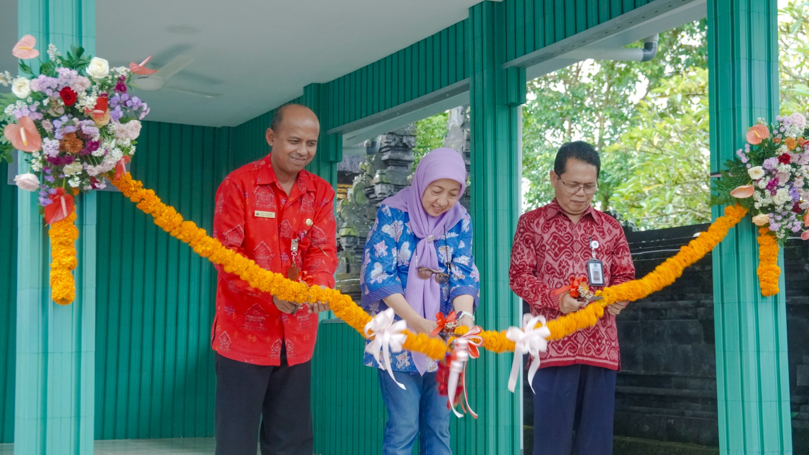 Komisaris Agung Concern, Nani Koespriani bersama dengan kepala SMAN 1 Tabanan, I Made Wardita (kanan) meresmikan Ruang Serbaguna Ramah Lingkungan di SMAN 1 Tabanan Ruang Serbaguna Ramah Lingkungan