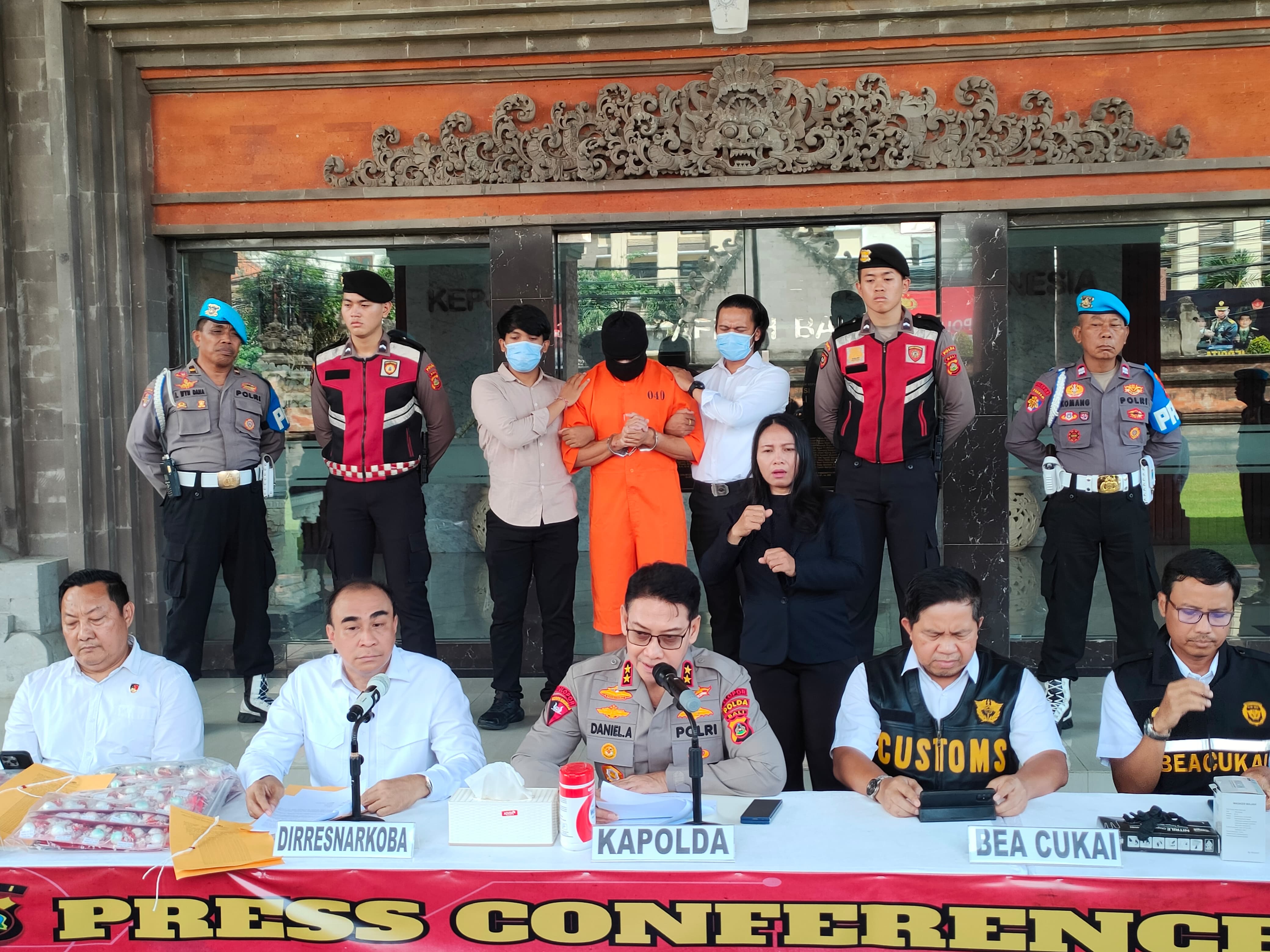 Kapolda Bali Irjenpol Daniel Adityajaya membeberkan langsung penangkapan atas Bule Australia inisial LAA. (Bali Express/I Gede Paramasutha)
