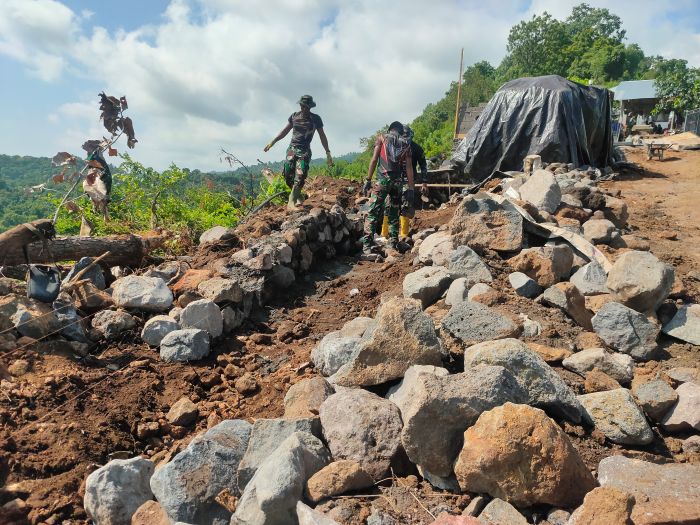 Progres pembuatan drainase dan betonisasi jalan