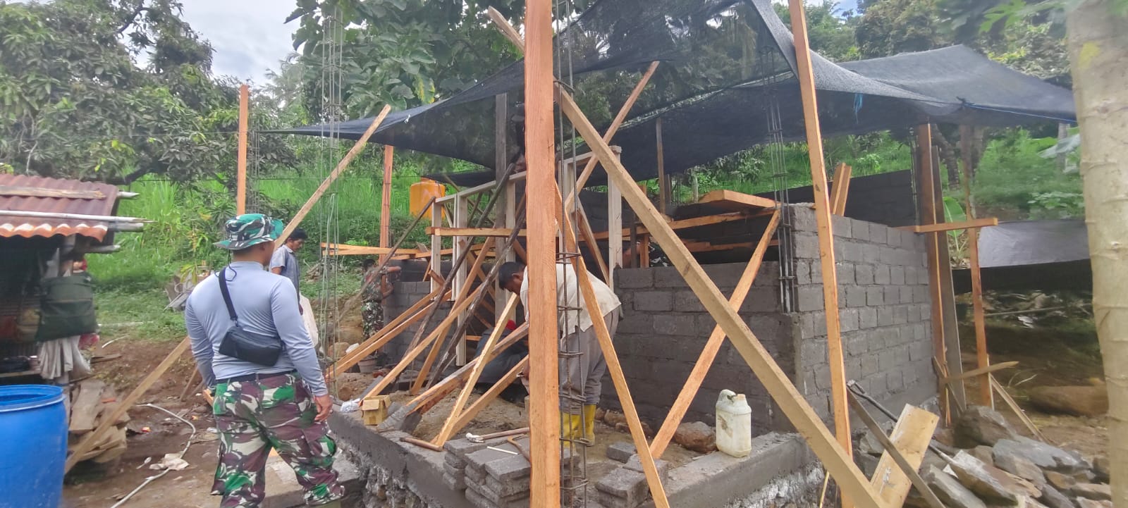 Progres pembangunan rumah untuk Gede Kandia, warga Dusun Seganti, Desa Depeha, Kecamatan Kubutambahan, Buleleng