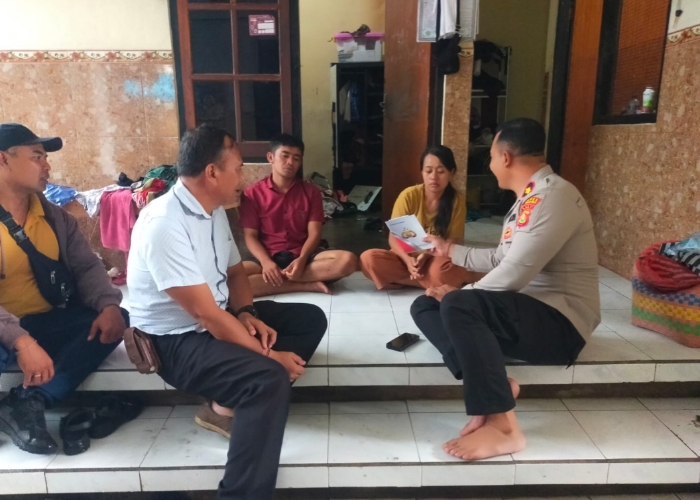 WASPADA : Kapolsek Klungkung Kompol I Wayan Sujana melakukan Safari Kamtibmas ke kediaman korban, Selasa (27/5/2025) pukul 14.00 WITA.
