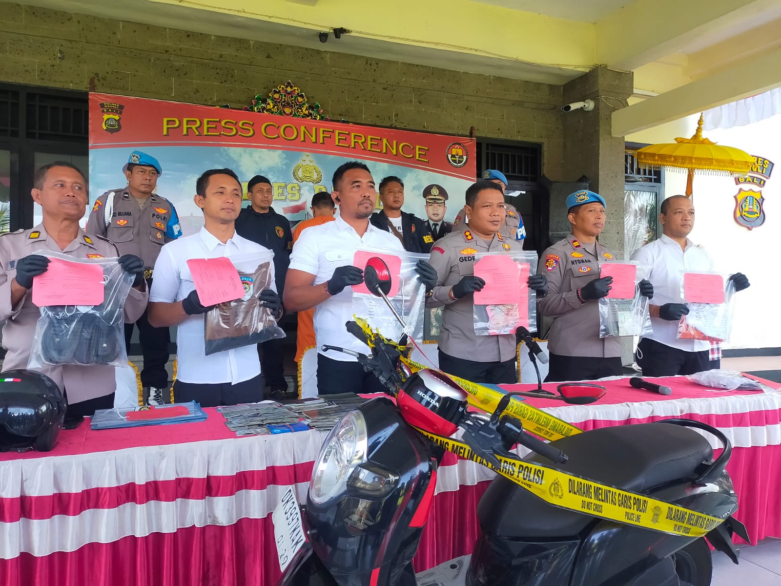 Polres Bangli merilis kasus pencurian dengan tersangka Tjok Gede DP yang mencuri karena mengikuti petunjuk dukun.