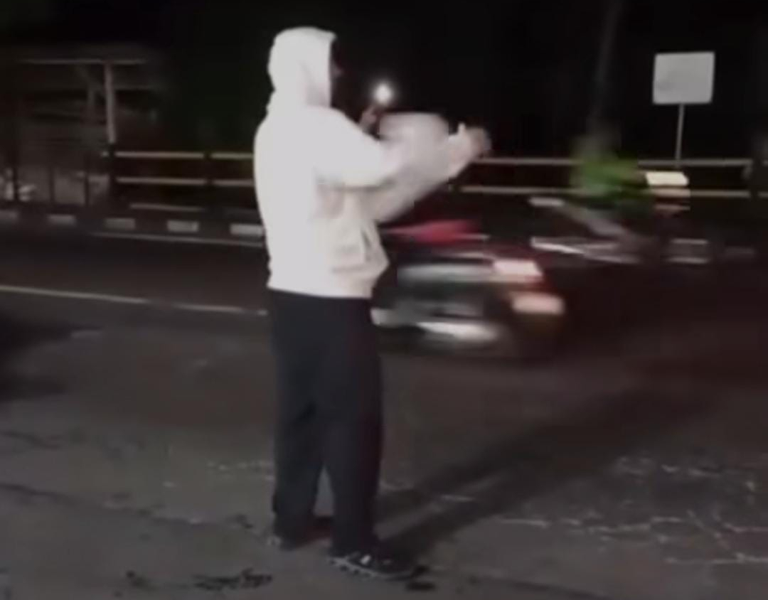 WNA Ini Rela Atur Lalu Lintas di Jalan Raya Kapal Demi Keselamatan Warga Usai Terjatuh Akibat Jalan Berlubang