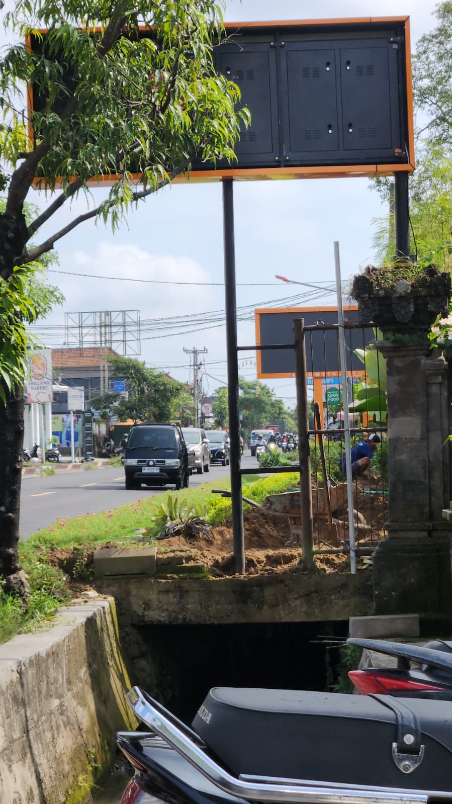Taman di trotoar warga Batubulan, Gianyar dibongkar setelah didatangi Satpol PP.