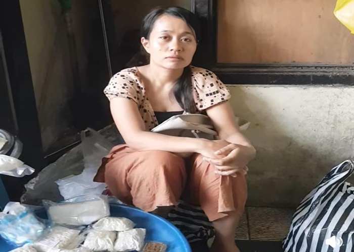 TERMENUNG : Pedagang tahu tempe di Pasar Galiran, Made Novi, mengaku kehilangan uang Rp 500 ribu setelah diduga menjadi korban hipnotis, Minggu (25/5/2025).