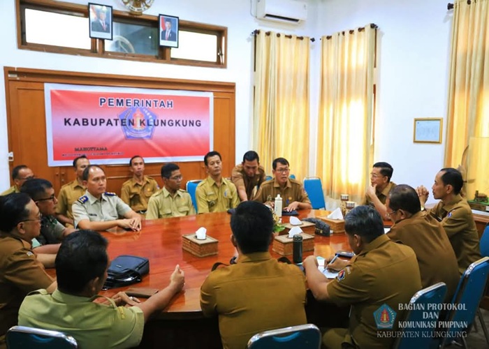 RAKOR : Bupati Klungkung I Made Satria menggelar rapat koordinasi terbatas bersama jajaran terkait di Ruang Rapat Kantor Bupati, Senin (26/5/2025).