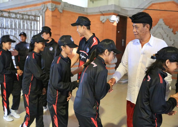 PELEPASAN : Atlet pelajar, pelatih, official, dan panitia ini dilepas secara resmi, Selasa (27/5/2025).