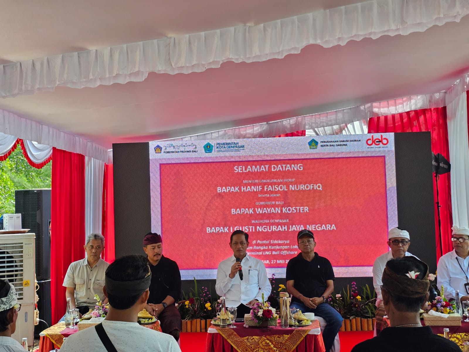 OPTIMALKAN: Menteri LH RI dan Gubernur Bali melakukan peninjauan ke Pantai Sidakarya, Selasa (27/5)