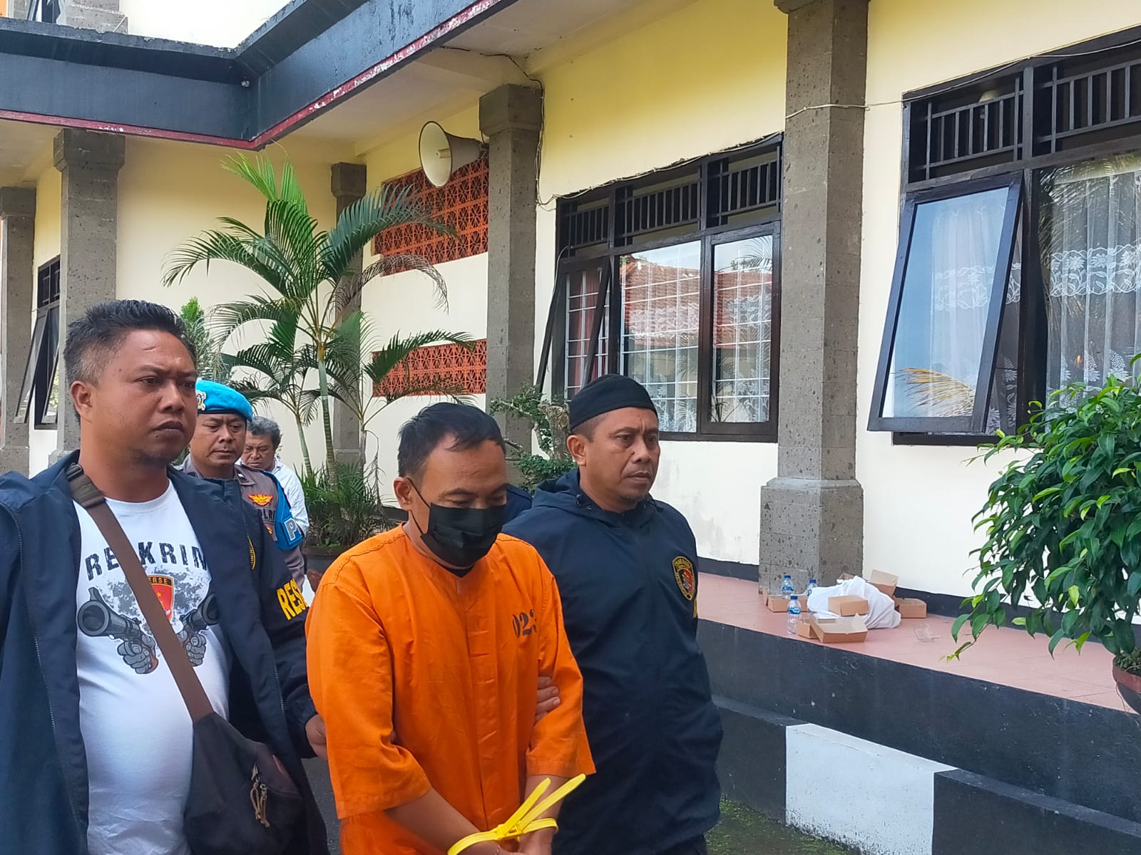 Tjok Gede DP mencuri atas petujuk dukun demi punya anak.