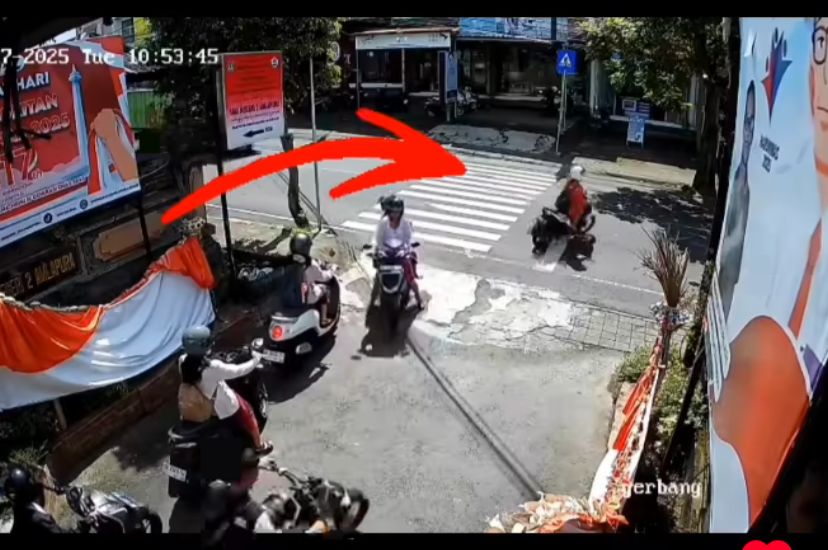 KECELAKAAN: Rekaman CCTV detik-detik kecelakaan lalu lintas di Depan SMAN 2 Amlapura.
