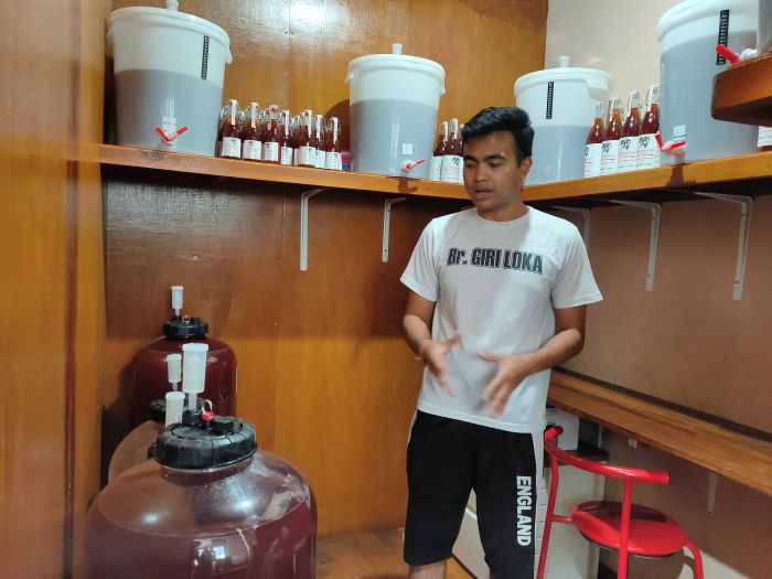 Kadek Gandhi saat berada di ruang fermentasi miliknya di Desa Pancasari, Buleleng.