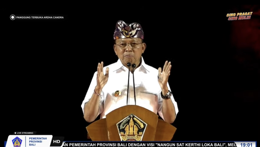 PENYERAHAN SK: Gubernur Bali Wayan Koster saat memberikan sambutan dalam acara &ldquo;Gubernur Menyapa ASN&rdquo; yang digelar di Panggung Terbuka Ardha Chandra, Taman Budaya Bali, pada Rabu (28/5) malam
