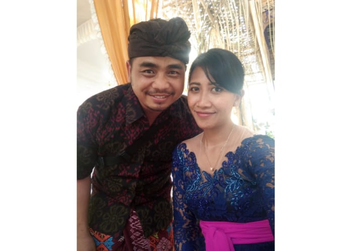 I Putu Gede Bhayu Mahendra, atau yang akrab disapa Bhayu Koyogan bersama sang istri.