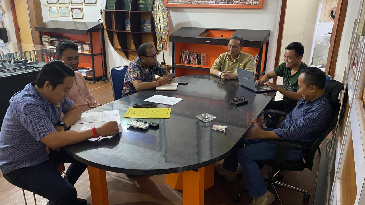 Rapat pleno penetapan SK  Nomor 34 Tahun 2025 terkait capaian partisipasi masyarakat (parmas) dalam Pemilihan Bupati dan Wakil Bupati Buleleng Tahun 2024.