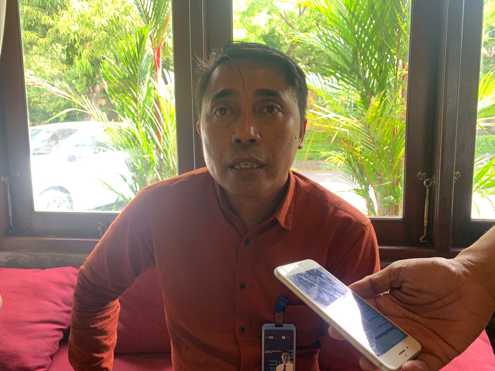 KOMPENSASI: Manajer Komunikasi dan Tanggung Jawab Sosial dan Lingkungan (TJSL) PLN UID Bali, I Wayan Eka Susana saat diwawancara di Denpasar, Rabu (28/5)