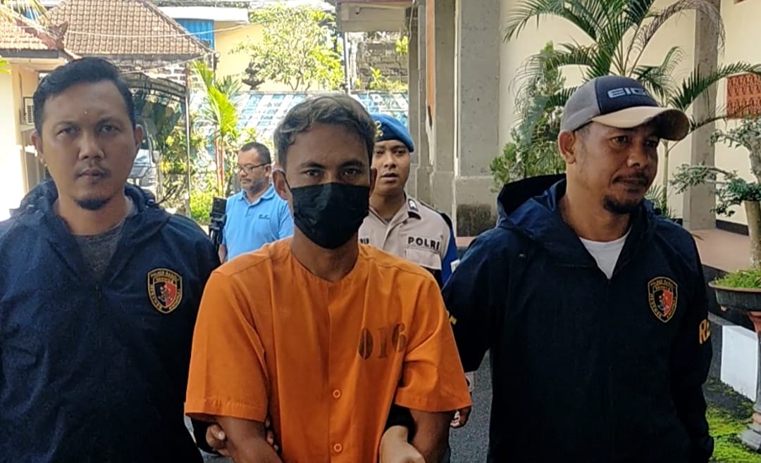 Hasym (tengah), pelaku pencurian sepeda motor Tembuku, Bangli, beraksi pakai truk.