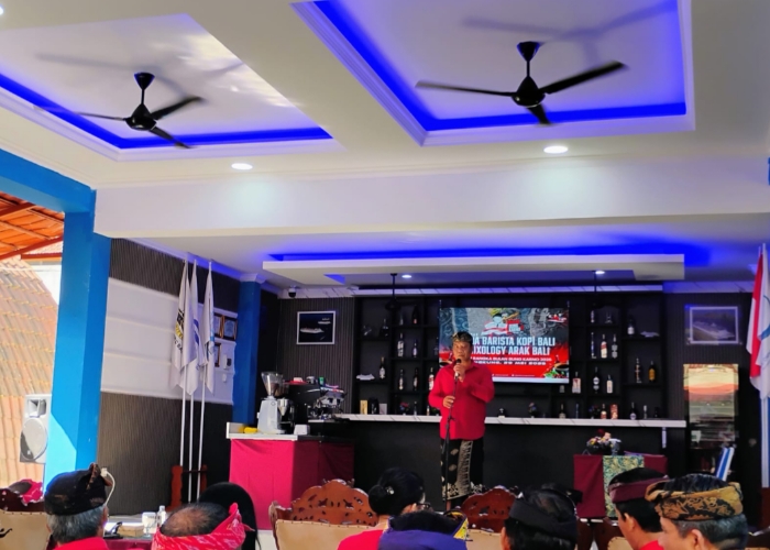 KOMPETISI : Ketua DPC PDIP Klungkung membuka Lomba Barista Kopi Bali dan Mixology Arak Bali, Kamis (29/5/2025).