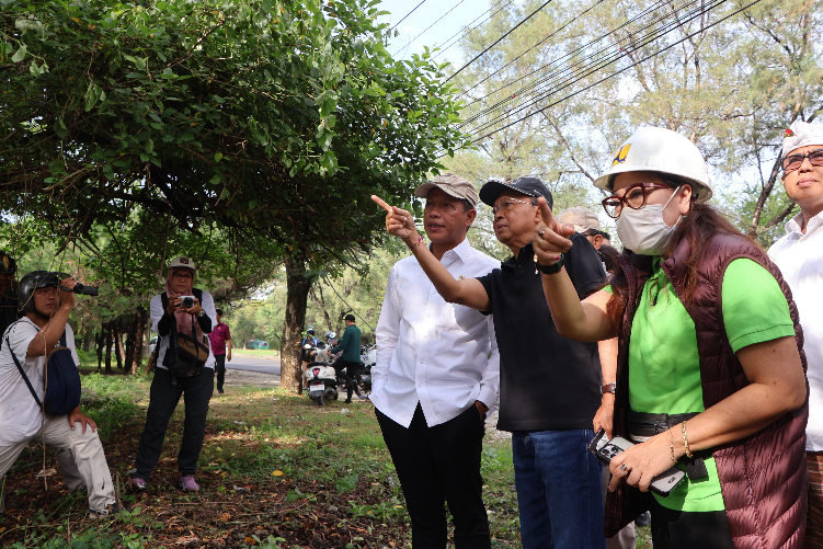 Menteri Lingkungan Hidup dan Kehutanan (LHK), Hanif Nurofiq, melakukan kunjungan langsung ke lokasi rencana pembangunan Terminal LNG di Sidakarya