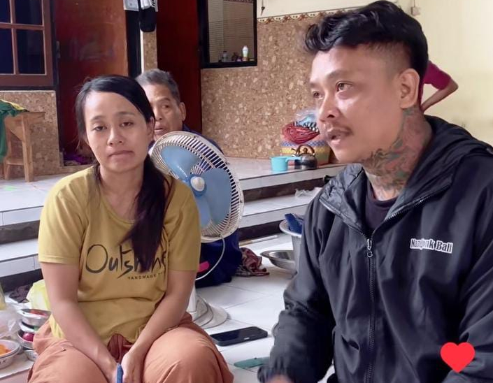 Nang Etonk menyerahkan bantuan kepada pedagang tahu tempe yang terkena hipnotis