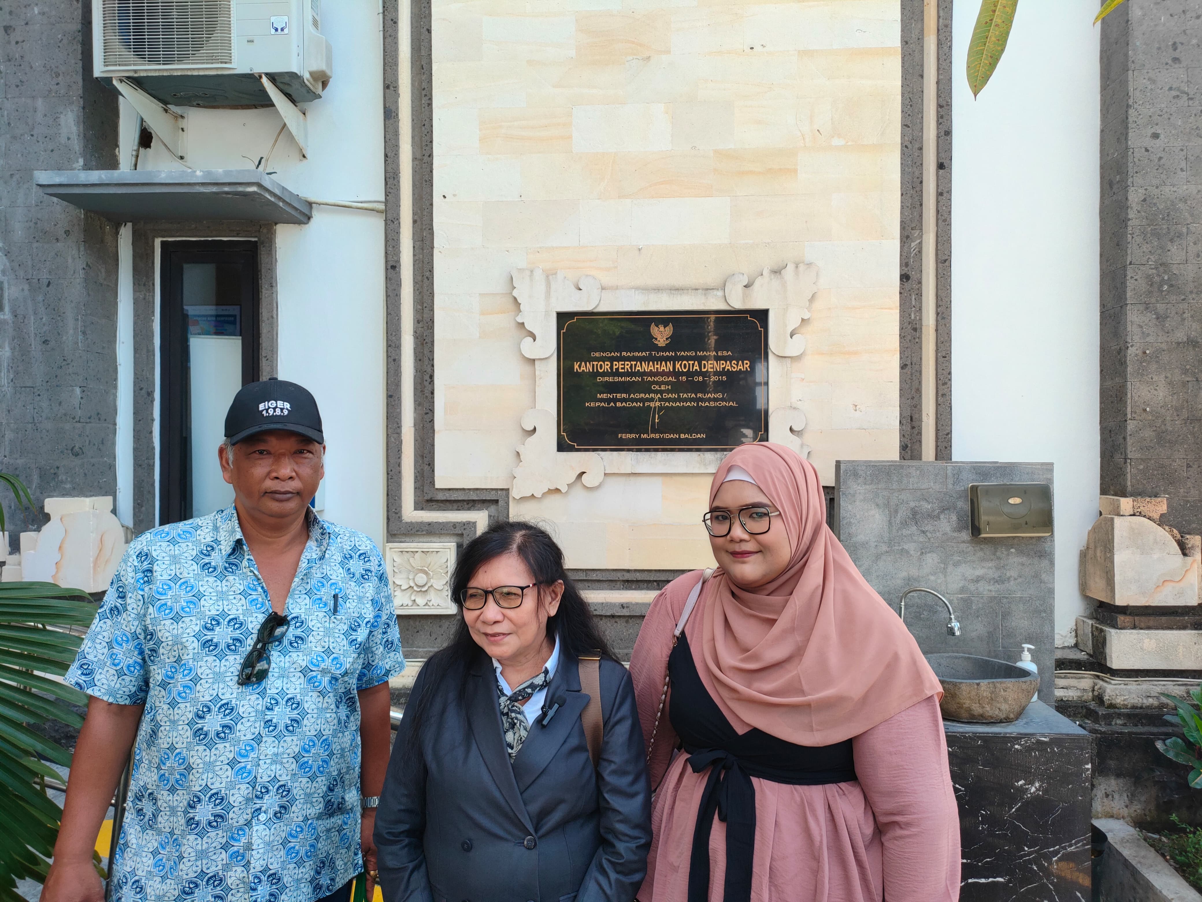 Siti Sapura alias Ipung (tengah) dan Nyoman Kemuantara (paling kiri) di BPN Kota Denpasar. (Bali Express/Istimewa)