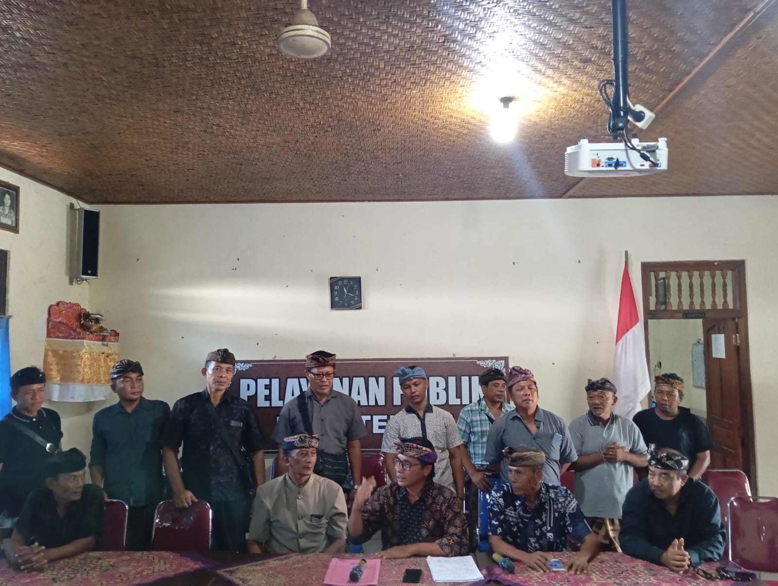 Perbekel Temesi I Ketut Branayoga didampingi Bendesa Adat Temesi Ida Gusti Made Mangku Mastra, Wakil Ketua DPRD Gianyar yang juga Dewan Penasehat Desa Temesi I Made Suteja serta tokoh masyarakat saat