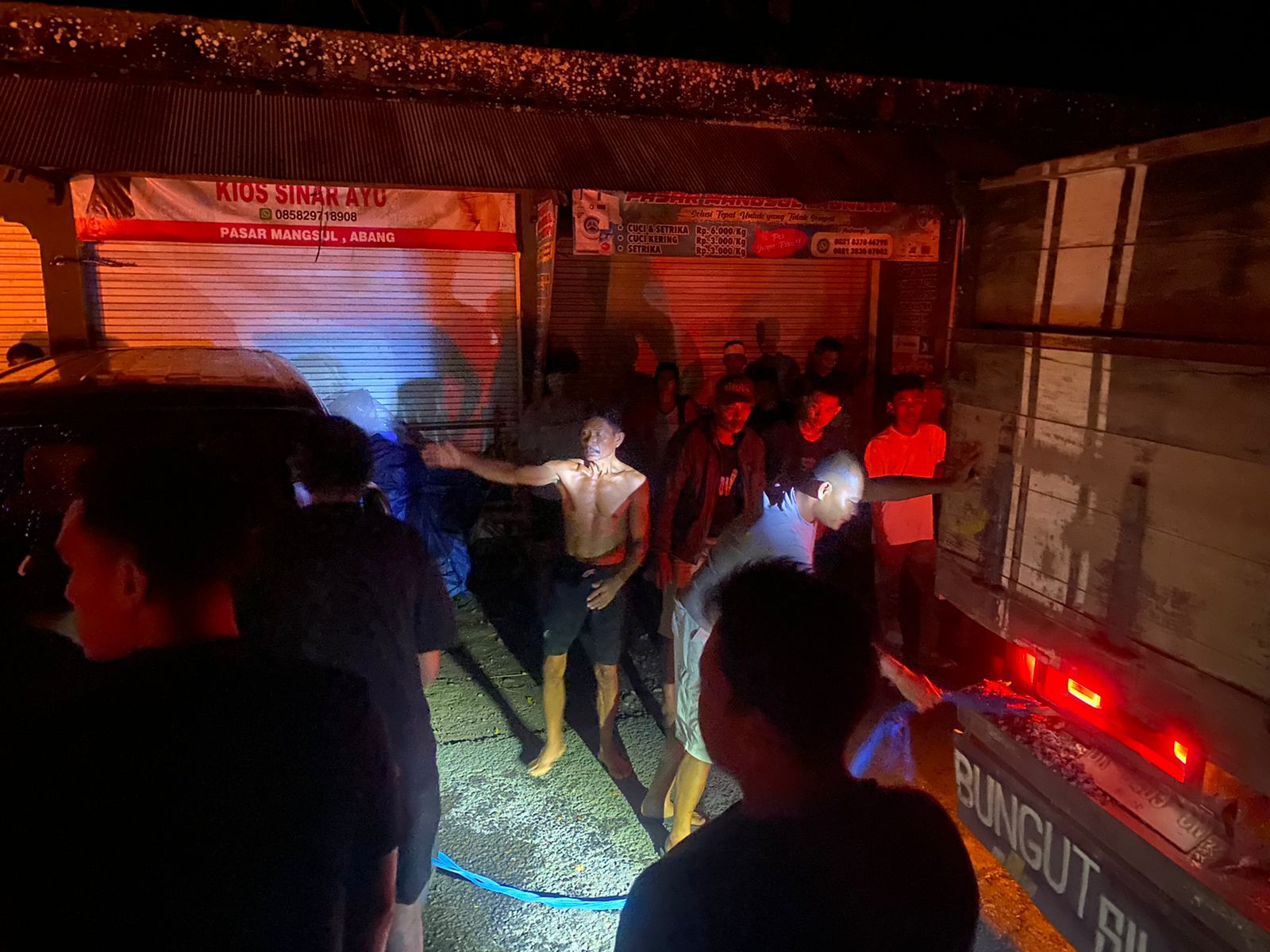 TERBAKAR: Sebuah warung milik Ketut Setiawan di areal Pasar Mangsul, Banjar Dinas Tista Pasek, Desa Tista, Abang terbakar pada Kamis (29/5) malam.