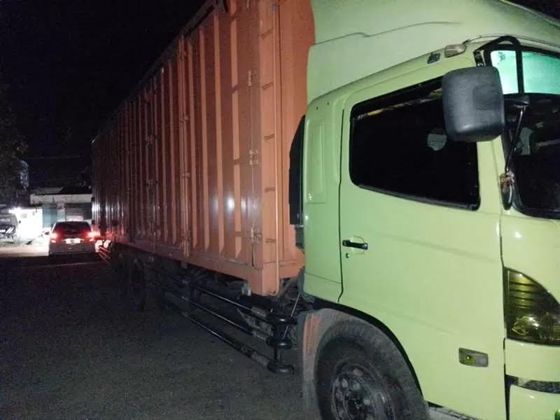 BARANG BUKTI : Truk box tronton dengan nopol B 9548 ZL diamankan di Pos Lantas Rogojampi Minggu (29/5).