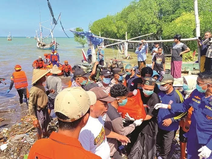 BERDUKA: Petugas tim gabungan mengevakuasi jenazah Muh. Fahral di Dusun Biyan Barat, Desa Kaduara Barat, Kecamatan Larangan, Pamekasan, Kamis (29/5).