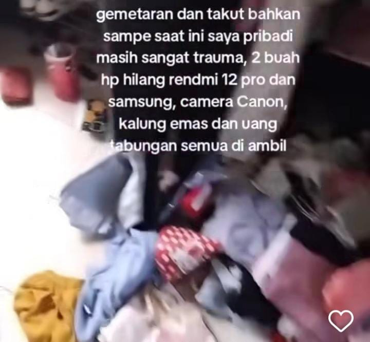 Seorang wanita menangis histeris lantaran kosnya dibobol maling