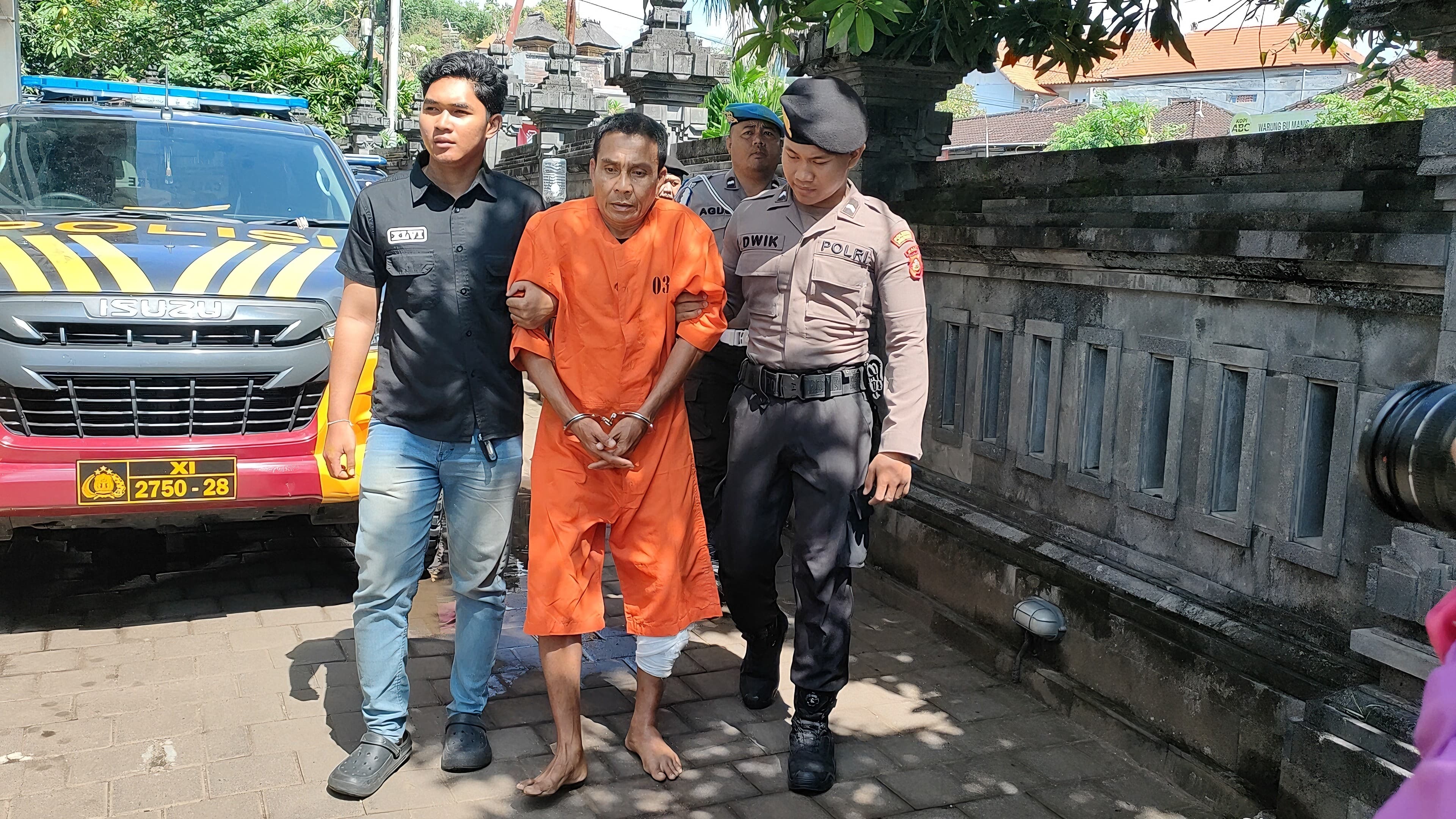 MJ yang dihadirkan di Mapolsek Kuta Selatan dalam keadaan kaki diperban. (Bali Express/I Gede Paramasutha)