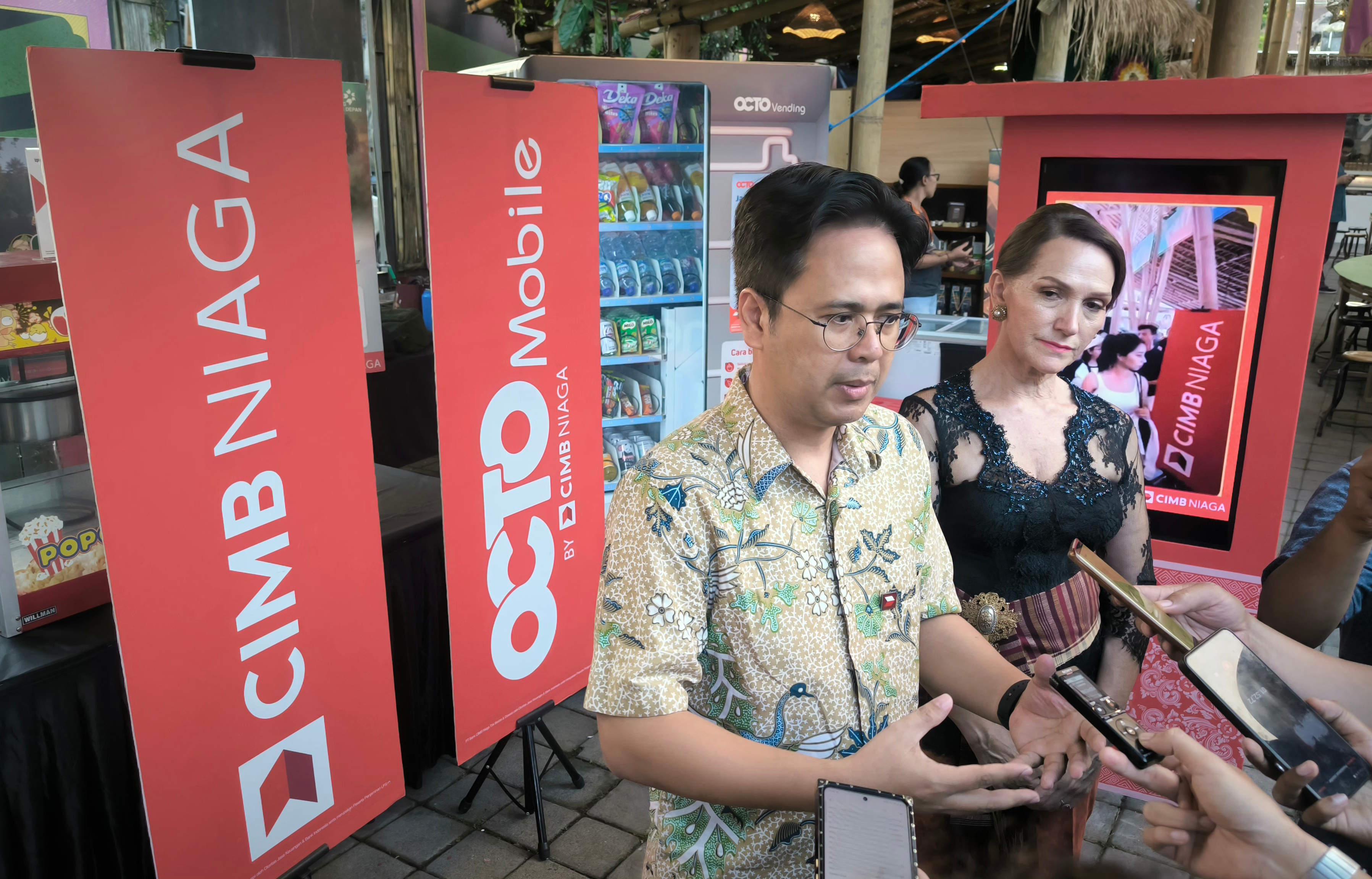 Branch Area Head Bali Nusra Region Area III CIMB Niaga Widhi Nugraha Wardana (kiri) berbincang dengan Founder and Director Ubud Food Festival Janet D